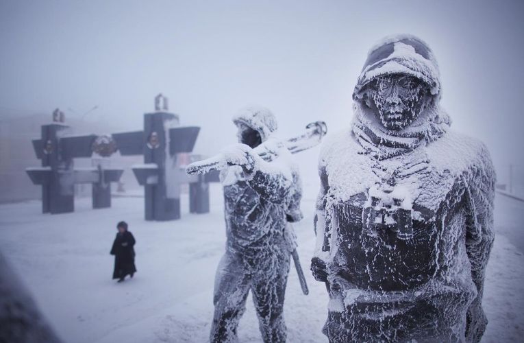Покрытые льдом скульптуры в парке, посвященном воинам, павшим в Великой Отечественной Войне