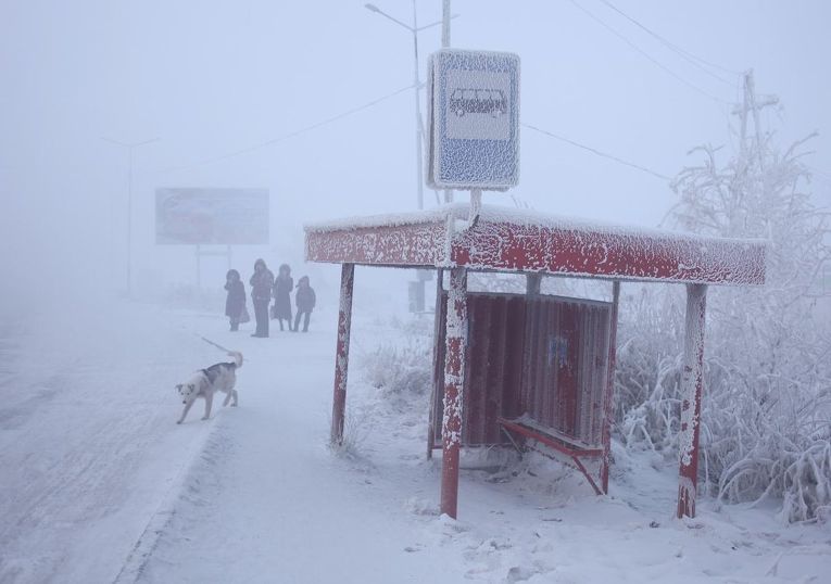 Замерзшая автобусная остановка в Якутске