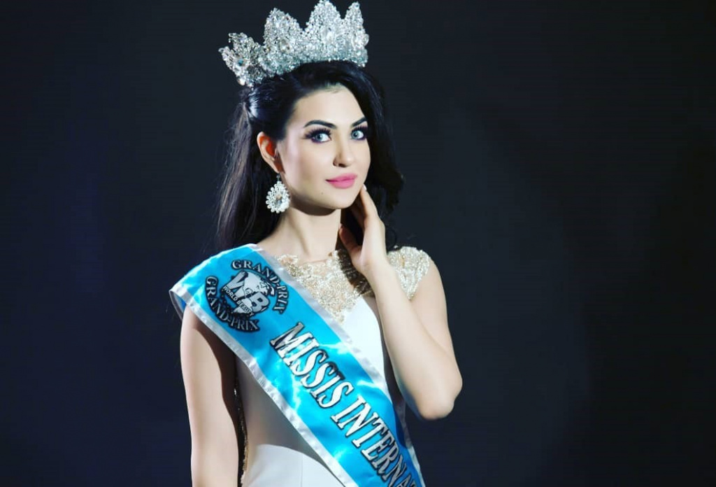 Стройную красавицу Мисс Таджикистан года факер трахает как грязную шлюшку