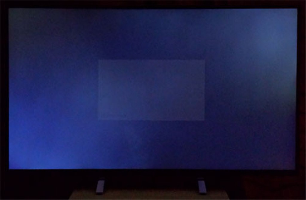 Телевизор стали. Неравномерная подсветка телевизора. Засвеченный экран на телевизоре. Засветка на темном экране телевизора. Экран телевизора квадраты.