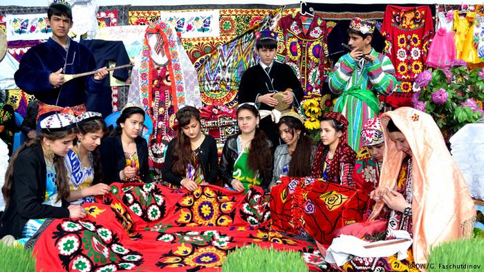 Бесплатный таджикский мр3. Таджикская семья. Таджичка чакан. Таджикистан Навруз атлас. Навруз чакан.