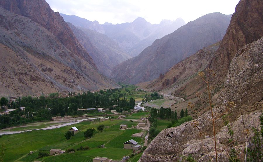 Кишлак песни кошка. Таджикистан горы Шахристан. Гори Шахристан Таджикистан. Долина Ягноб Таджикистан. Горный мастчох Таджикистан.